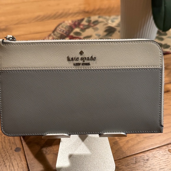 Kate Spade Two-Tone Gray & Cream Large Wristlet - Picture 1 of 4